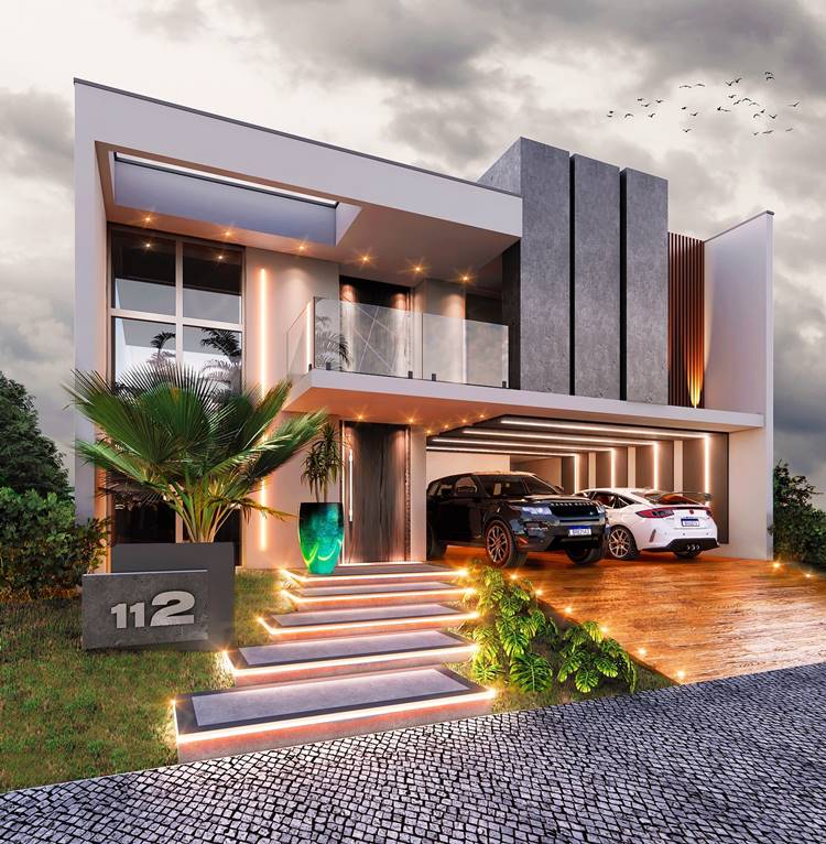 casa moderna com dois carros na garagem. A casa tem um estilo arquitetônico contemporâneo, com janelas grandes e uma combinação de materiais brancos e cinzas. A casa tem o número “112” em uma placa escura perto de uma palmeira. Há uma série de degraus com iluminação embutida que levam até a entrada principal, que tem uma luminária verde ao lado. O céu está nublado e há pássaros voando em formação