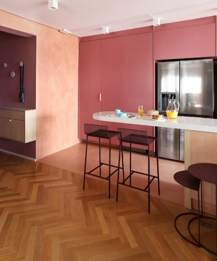 Foto de cozinha e hall de entrada de apartamento cor-de-rosa