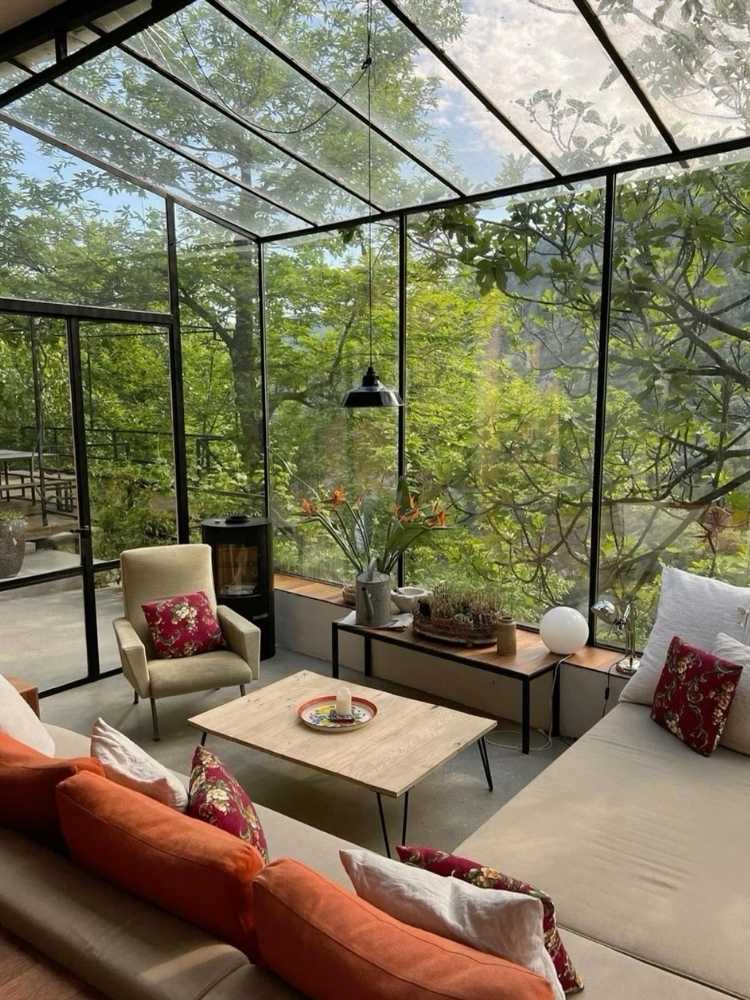 Jardim de inverno de vidro na selva, com estofados em bege, marrom e laranja 