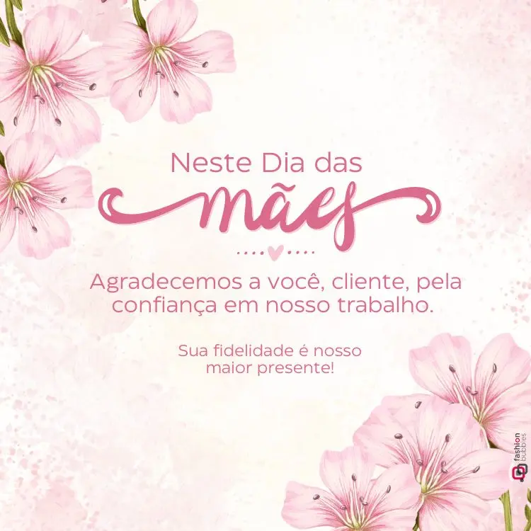 Arte comemorativa para o Dia das Mães, com fundo claro em tons rosados e manchas sutis, decorada com flores de pétalas cor-de-rosa em diferentes cantos. O texto centralizado destaca a mensagem de agradecimento aos clientes, com fonte cursiva e detalhes delicados.