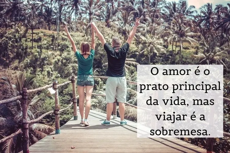 foto de casal de mãos dadas com frases de viagem