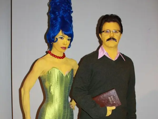 Foto de mulher fantasiada de Margie e homem fantasiado de Hommer