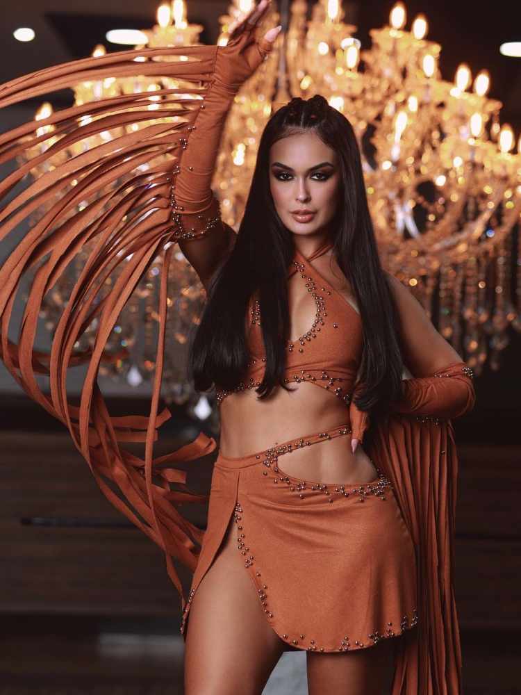Larissa Santos do BBB 23 com look country marrom: top + saia + luvas com tiras para o São João da Thay 2023