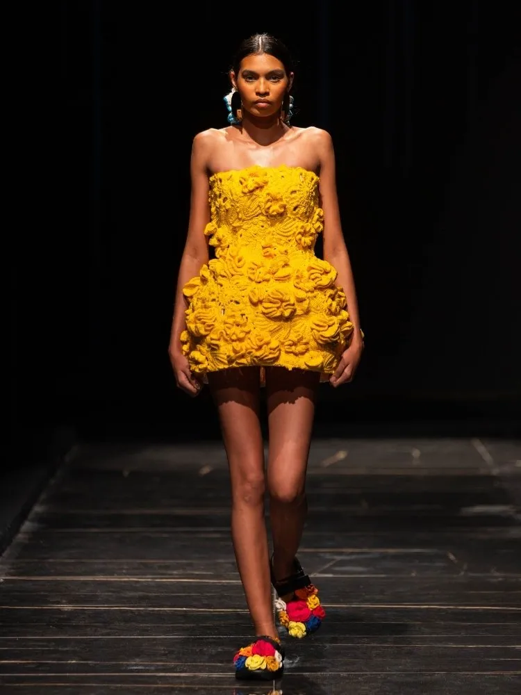 Modelo no desfile de David Lee, durante o 1º dia do DFB Festival 2026