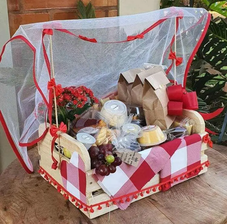 Cesta de Natal para família inteira, com pacotes, flores, frutas e mais 