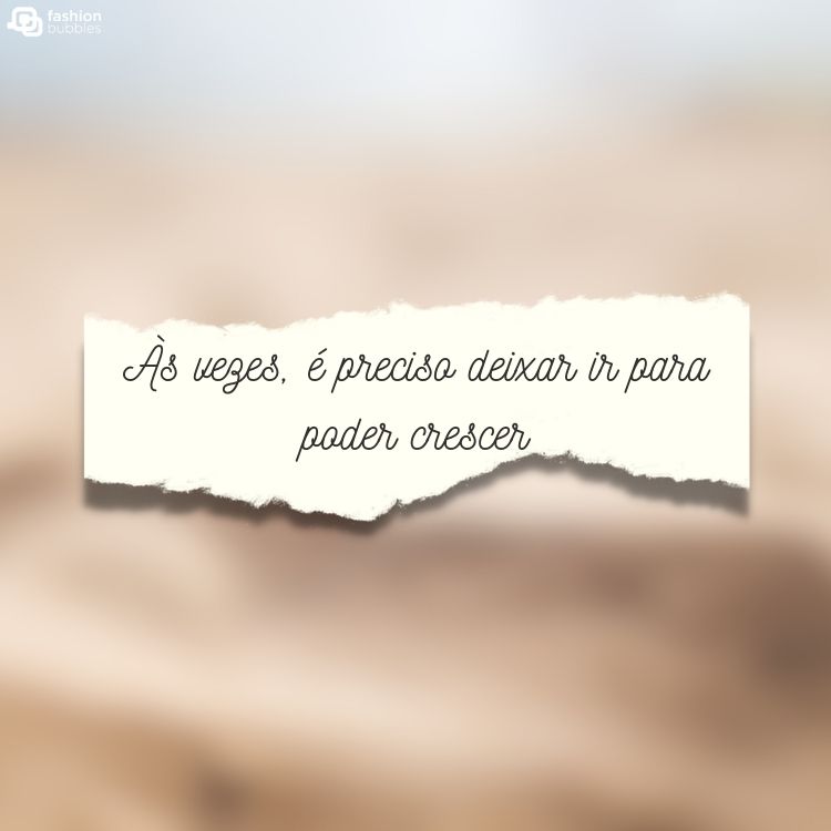 Papel rasgado com a frase "Às vezes, é preciso deixar ir para poder crescer"