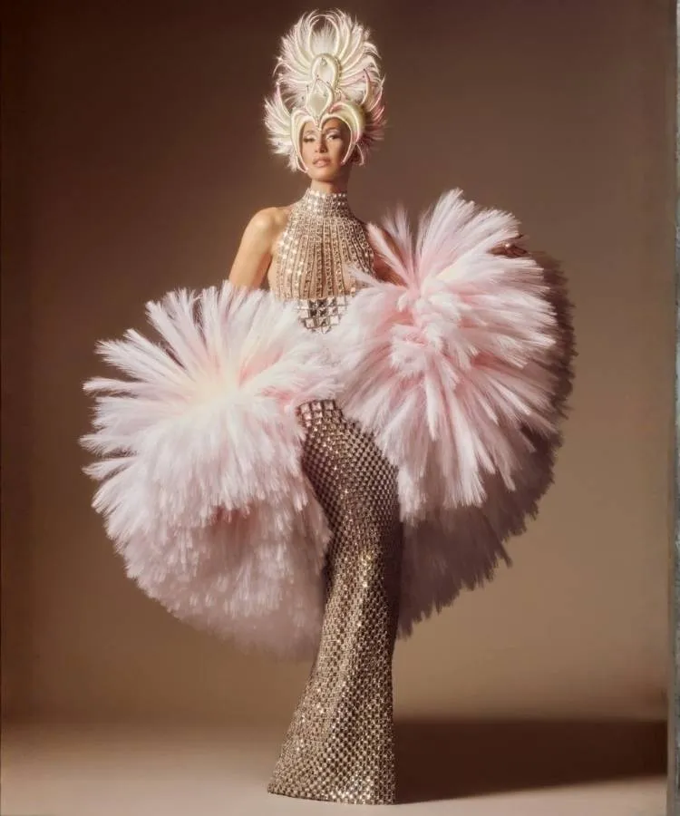 Camila pitanga com vestido longo pateado e casaco de plumas, um dos looks das famosas no Carnaval 2026