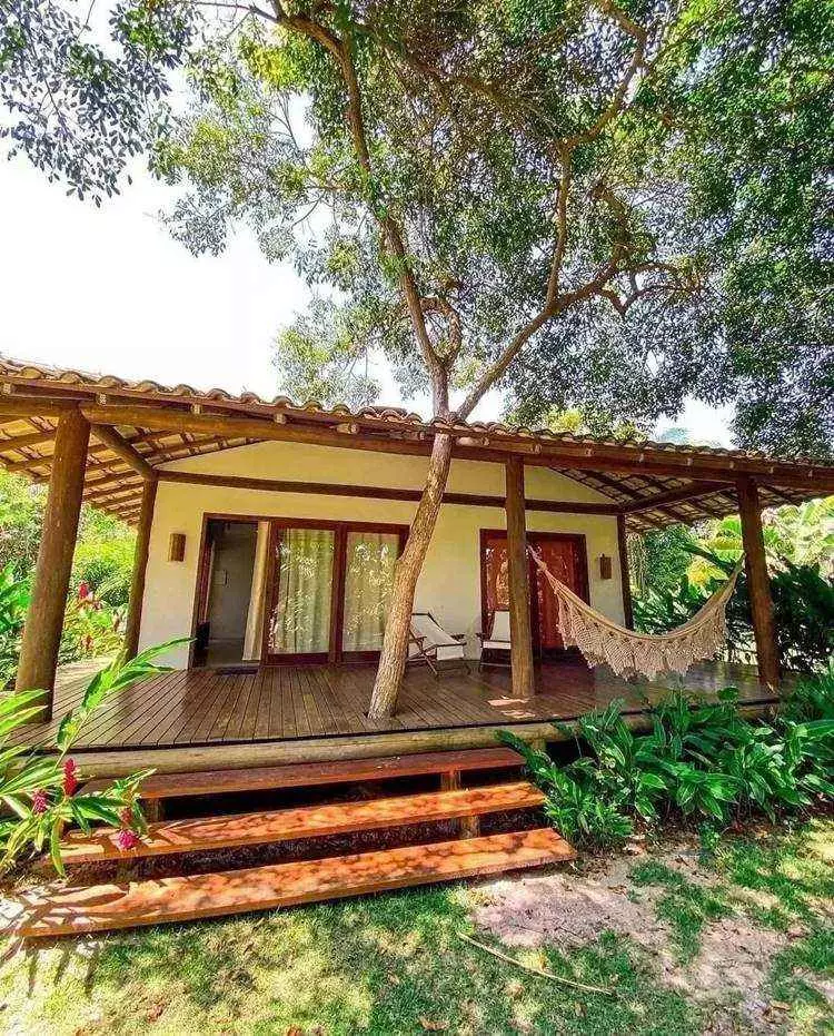 entrada de lar com varanda incluindo árvore no chão e telhado