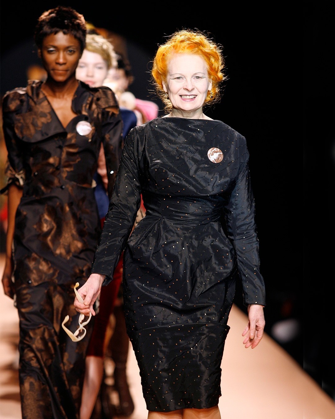 Vivienne Westwood em um desfile. Vivienne Westwood em um desfile.