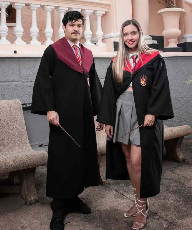 Fantasia de casal para o Halloween: Bruxos de Hogwarts, de Harry Potter, ambos usando a capa preta uniforme da escola 