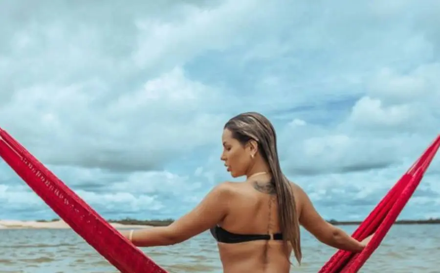 Deolane Bezerra tatuagens nas costas. Foto da doutora em rede no mar