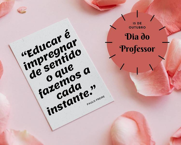 Foto de mesa bege com pétalas rosas claras e papel com frase “Educar é impregnar de sentido o que fazemos a cada instante.” Paulo Freire