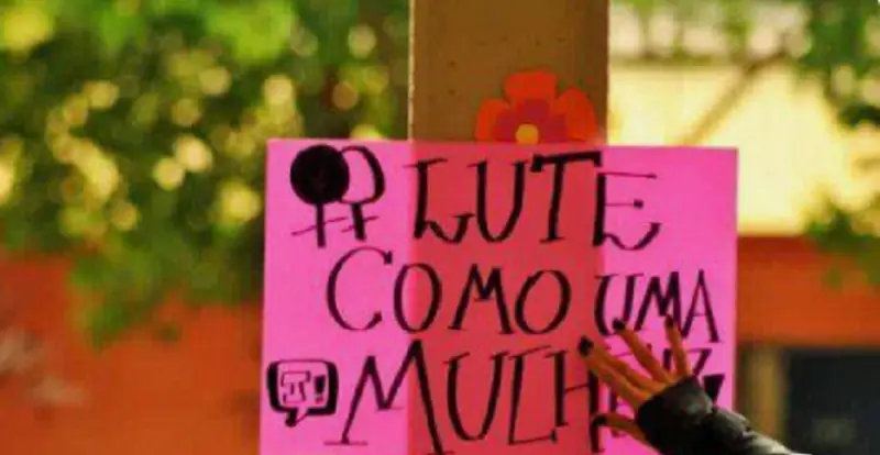 cartaz rosa escrito lute como uma mulher cartaz rosa com os dizeres "lute como uma mulher"