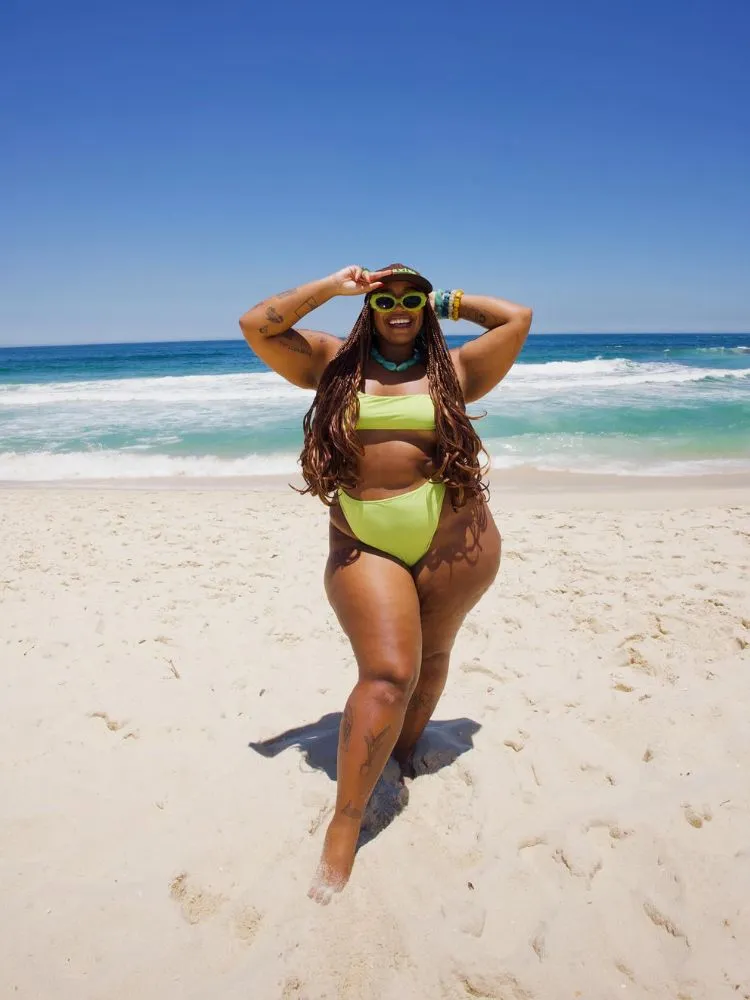 Mari Lobo de biquíni verde na praia