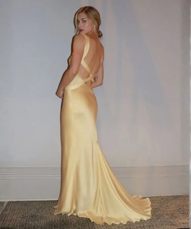 O vestido amarelo de Como Perder um Homem em 10 Dias (2003), um dos looks de Lili Reinhart para divulgar o filme A Hipótese do Amor