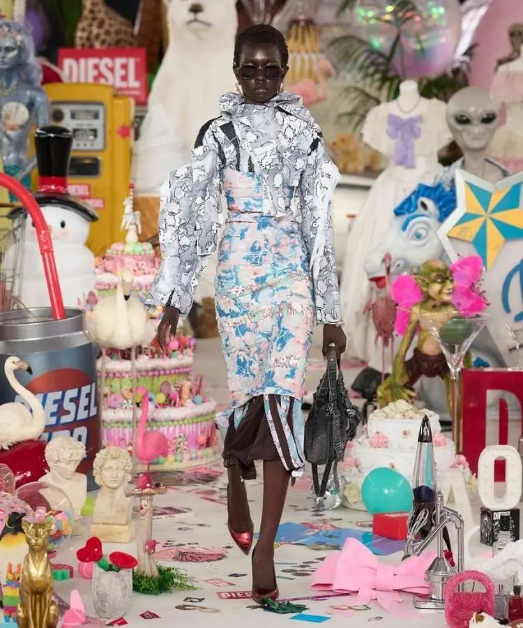 Modelo usando mix de estampas, uma das tendências da Semana de Moda de Milão Outono Inverno 2026