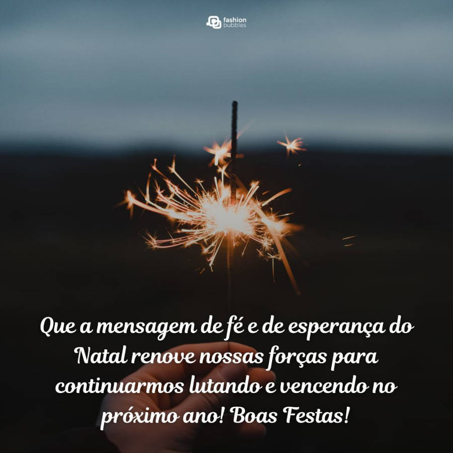 Mão segurando vela acesa e frase: Que a mensagem de fé e de esperança do Natal renove nossas forças para continuarmos lutando e vencendo em 2023! Boas festas!