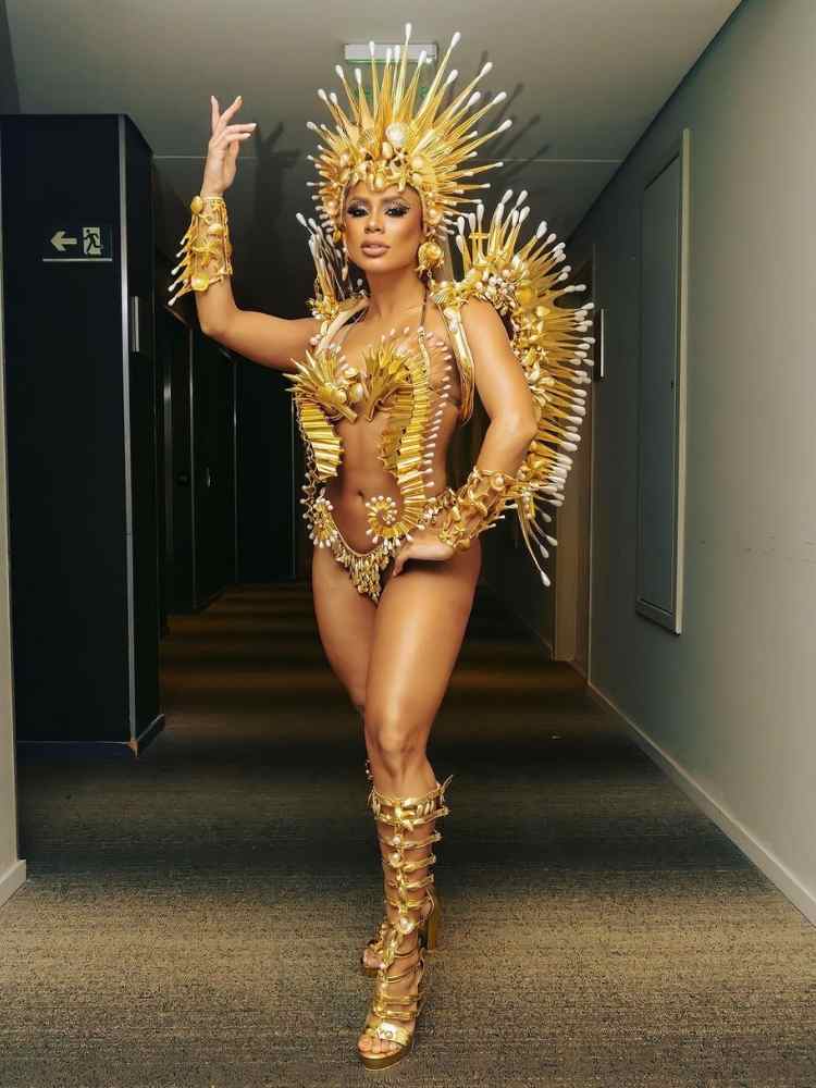 Lexa com fantasia dourada no Carnaval 2023