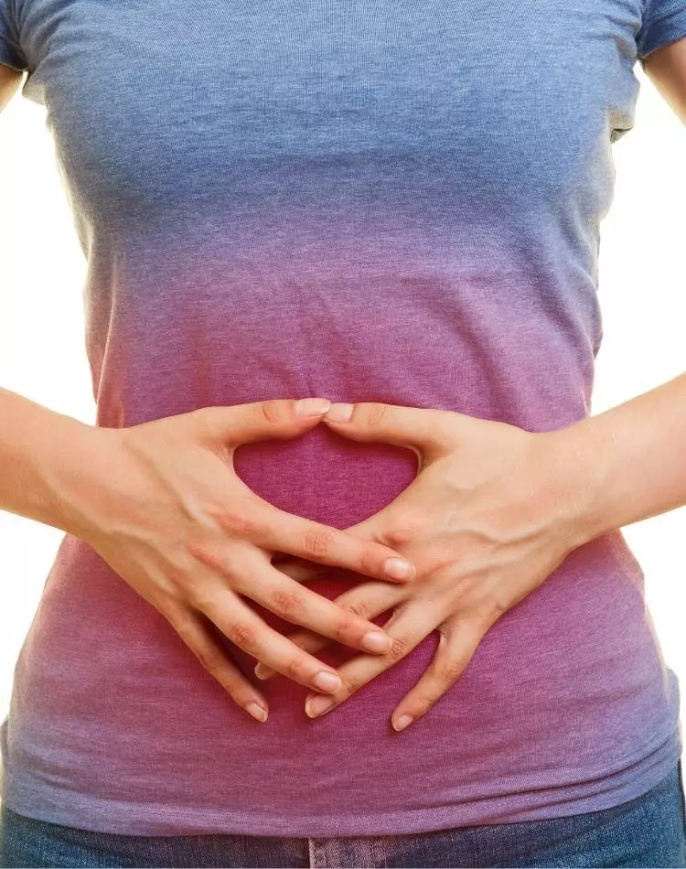 Mulher com dores abdominais.