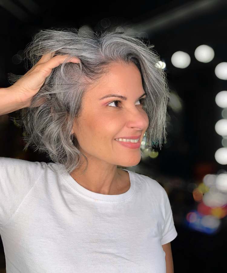 Corte em camadas mulher com cabelo grisalho ondulado
