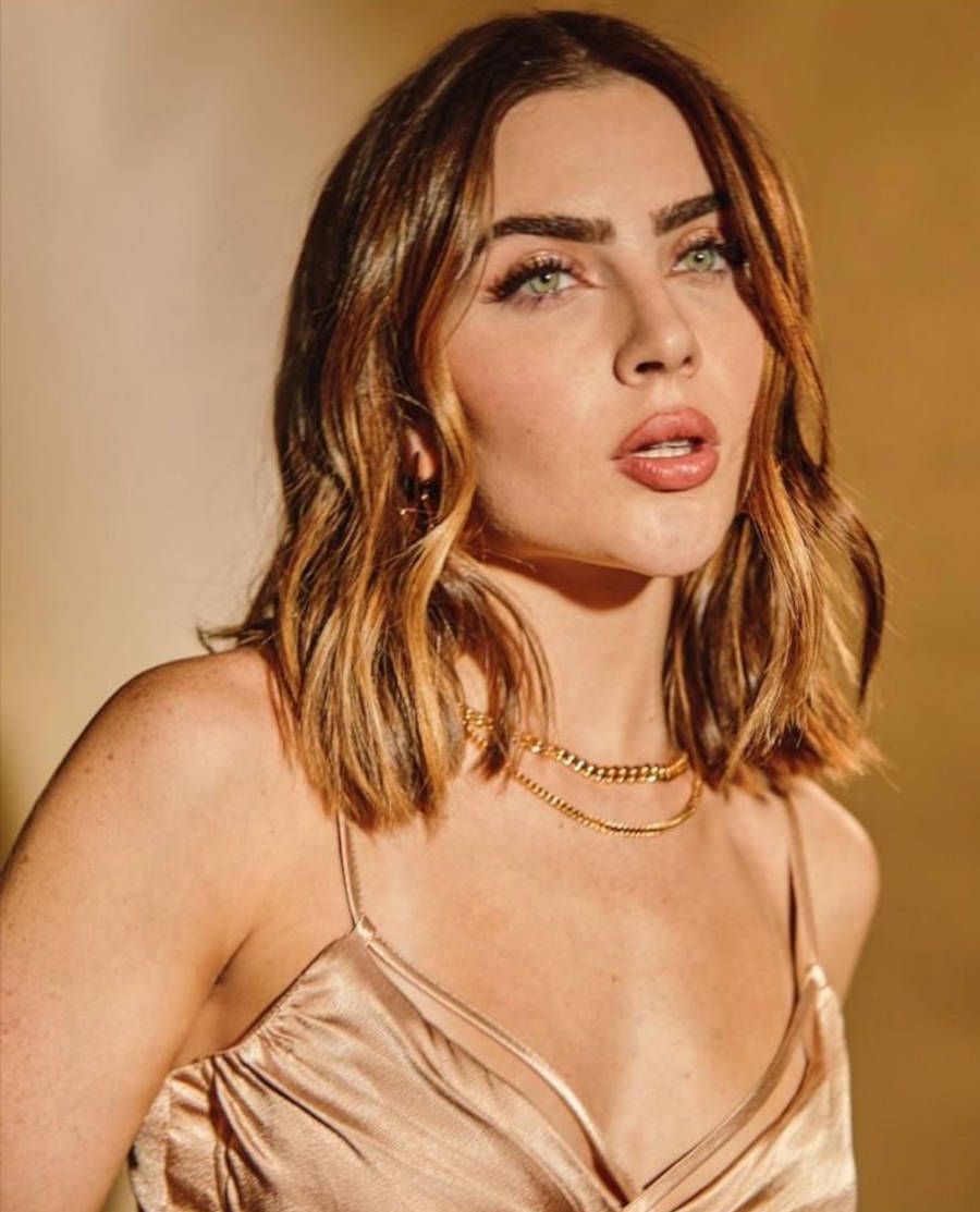 Foto de Jade Picon com cabelo curto e a luz dourada