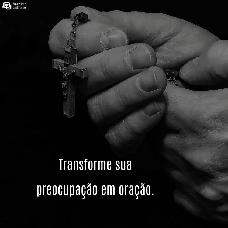 Imagem em preto e branco de um par de mãos segurando um terço. Abaixo, há a frase "Transforme sua preocupação em oração". 