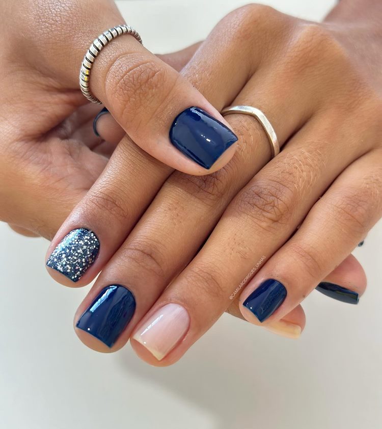 Unha azul-escuro com glitter e filha única renda