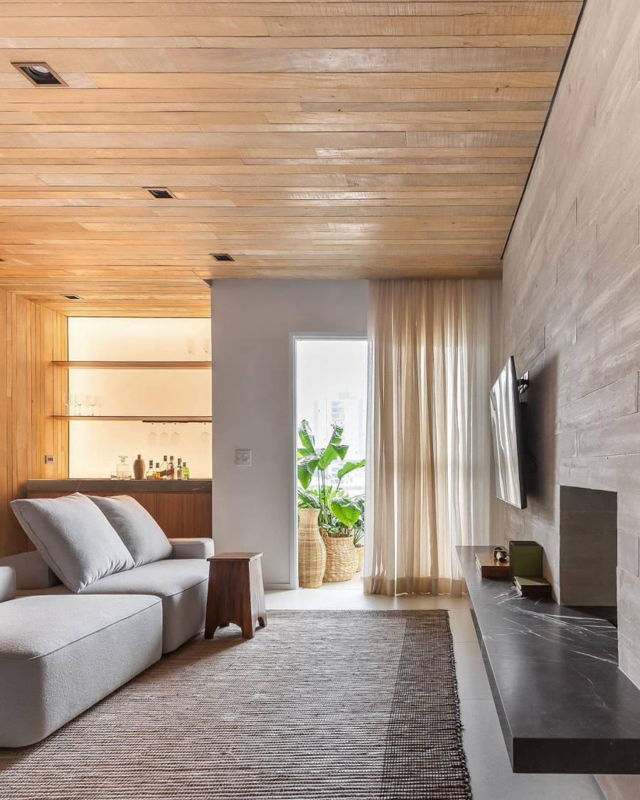 Sala com sofá curvilíneo.