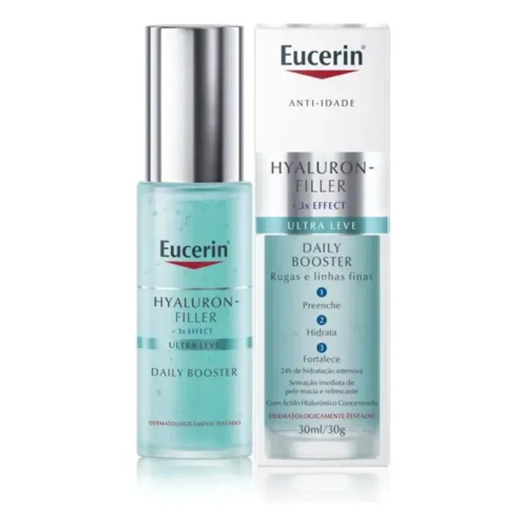 A imagem exibe o Eucerin Hyaluron-Filler 3x Effect Ultra Leve Daily Booster, um sérum anti-idade para rugas e linhas finas. O frasco azul-claro com detalhes prateados e sua caixa estão visíveis. O produto hidrata, fortalece e preenche, contendo ácido hialurônico concentrado.

