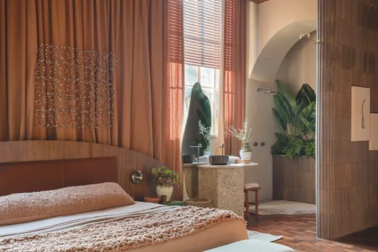 Quarto em tons terrosos com plantas e espelho orgânico