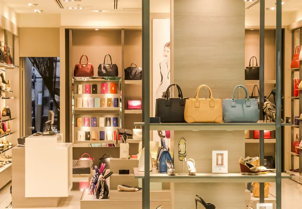 Loja chique com diversos itens de moda, como bolsas e calçados