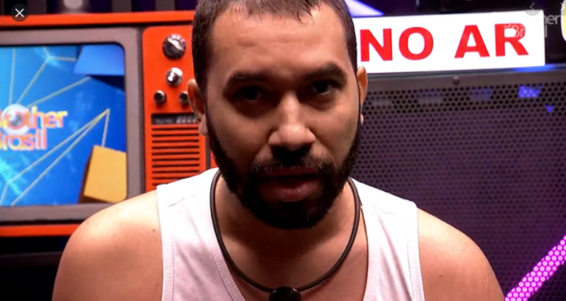 Na foto, aparece GIlberto no confessionário do BBB.