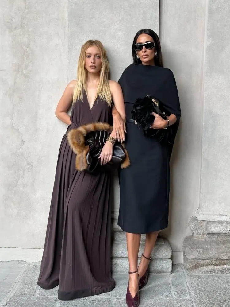 Foto de Maria e Silvia Braz, famosas brasileiras na Milão Fashion Week, no desfile da Ferragamo