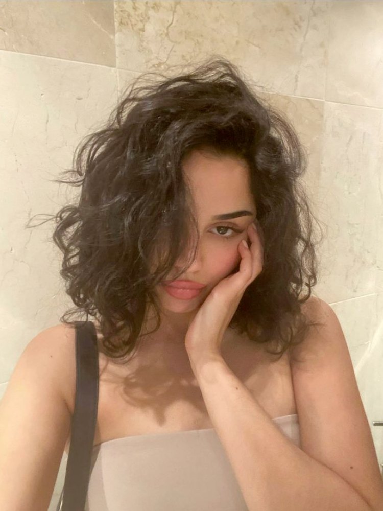 Mulher com cabelo castanho volumoso e repicado