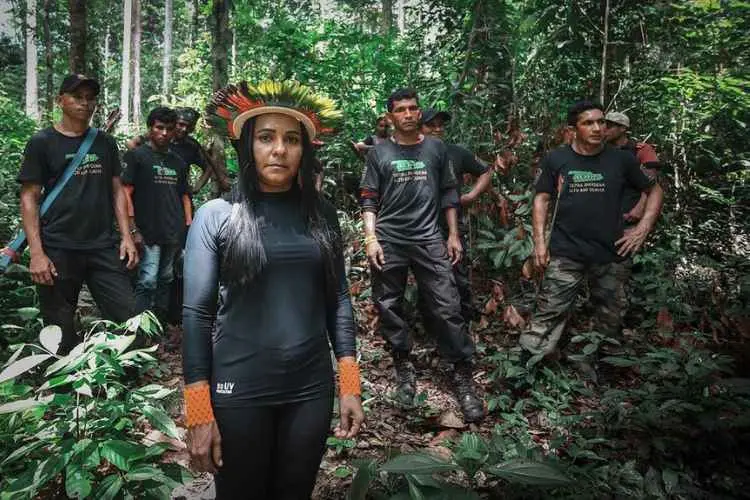 Puyr Tembé ao lado de outros guardiões