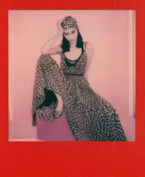 Look full oncinha com sapatinha, vestido longo e turbante. 