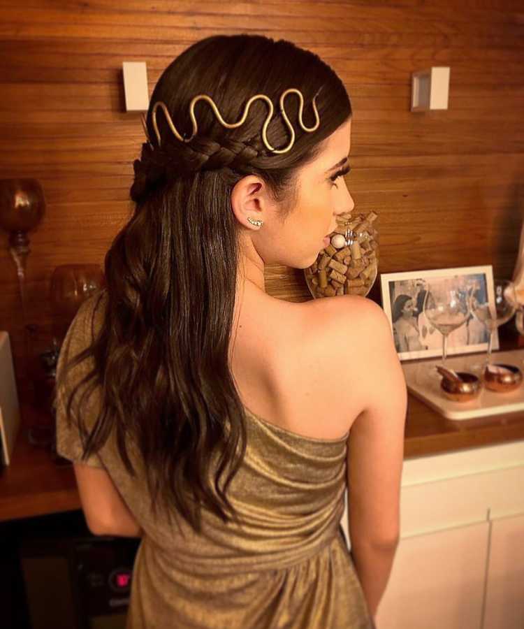 Mulher com tiara de Medusa para o Carnaval.