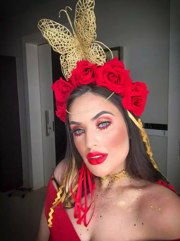 Batom vermelho para combinar com a tiara de rosas