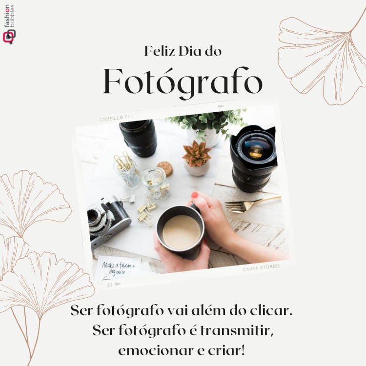 Cartão de fundo bege com flores e foto de mãos de pele clara com caneca, câmera, lente, clips e mais, além de frase: "Ser fotógrafo vai além do clicar. Ser fotógrafo é transmitir, emocionar e criar! Feliz dia do Fotógrafo!"