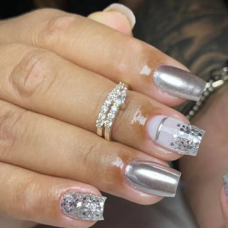 unhas quadradas curtas com glitter prata e cromado prata