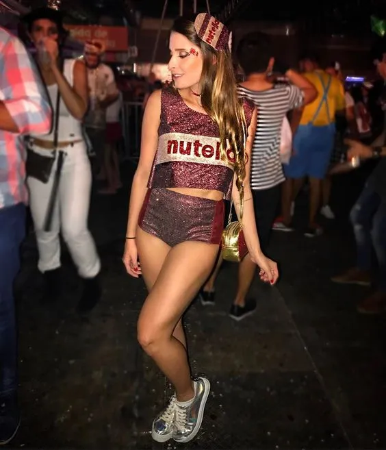 Mulher de pele clara usando crpped e hot pant marrons escrito nutella