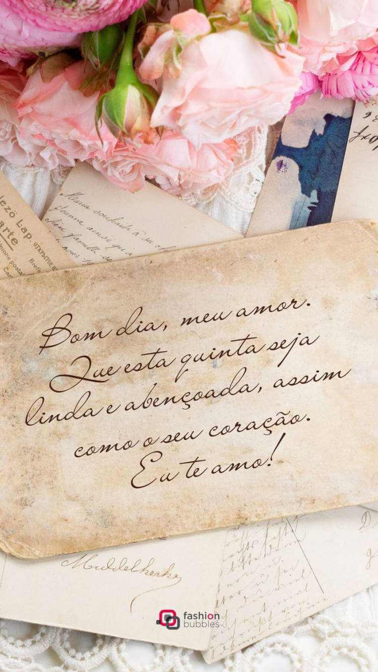 "Bom dia, meu amor. Que esta quinta seja linda e abençoada, assim como o seu coração. Eu te amo!" escrito em papel envelhecido ao lado de buquê de rosas
