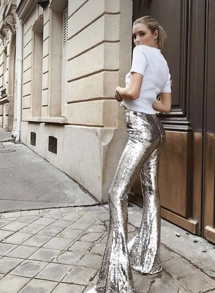 Mulher com calça com brilho durante o dia