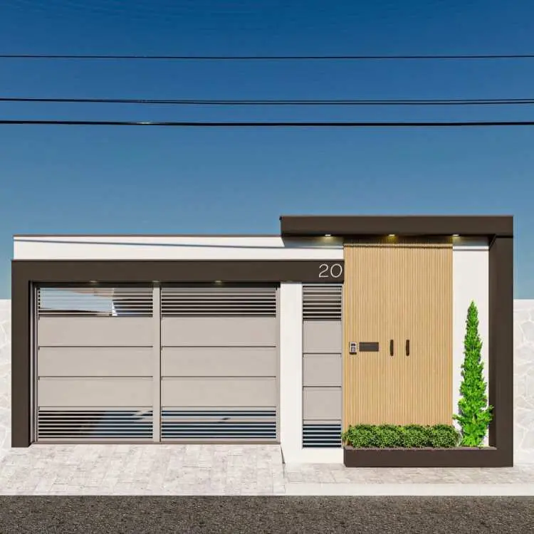 Fachada residencial contemporânea com portão cinza metálico e ripado, entrada lateral em madeira clara com número "20" destacado. Design minimalista com iluminação embutida e jardim com plantas e arbusto vertical à direita. Céu azul sem nuvens ao fundo.