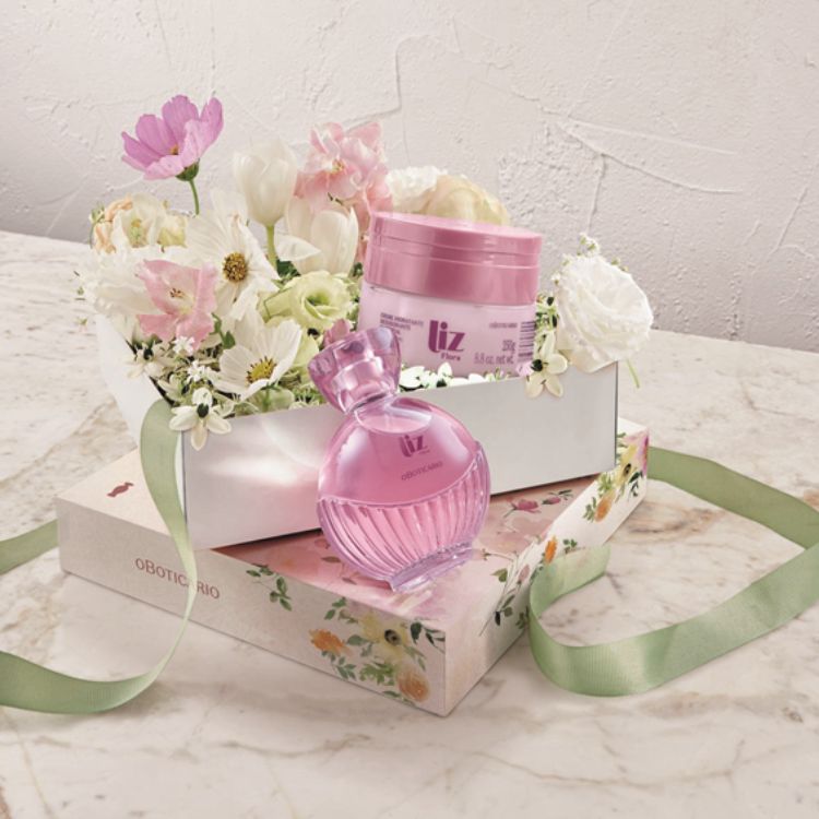 Foto de Liz Flora, fragrância floral fresca do Boticário, embrulhada para presente