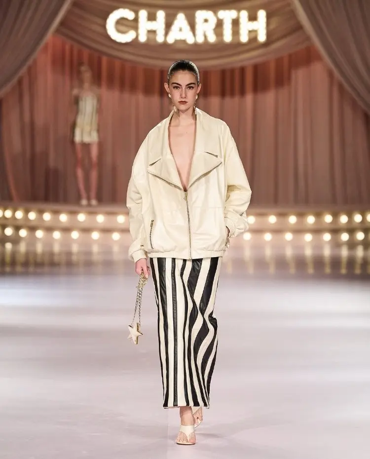 Foto de modelo na passarela durante o desfile da Charth para a coleção "Action"
