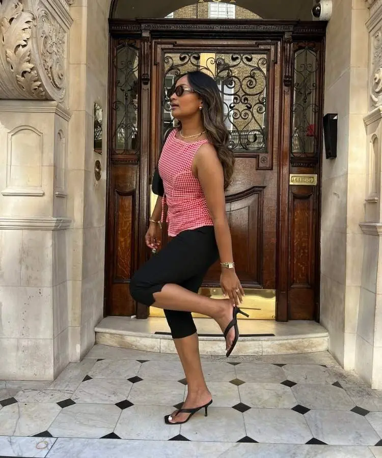 Mulher usando regata xadrez vichy, calça capri preta e kitten heels