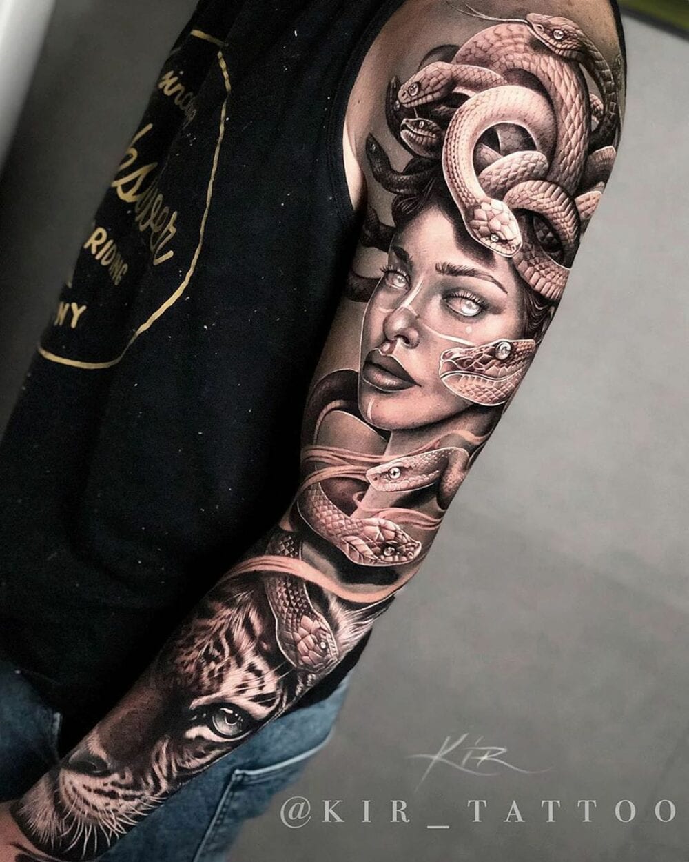 tatuagem de medusa no braço