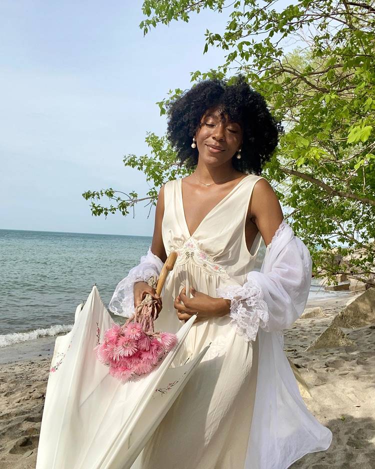 Menina com look mermaidcore (vestido) na praia