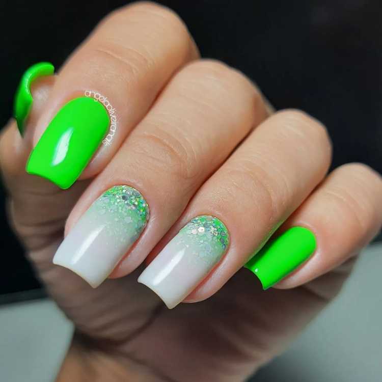 Unha verde neon.
